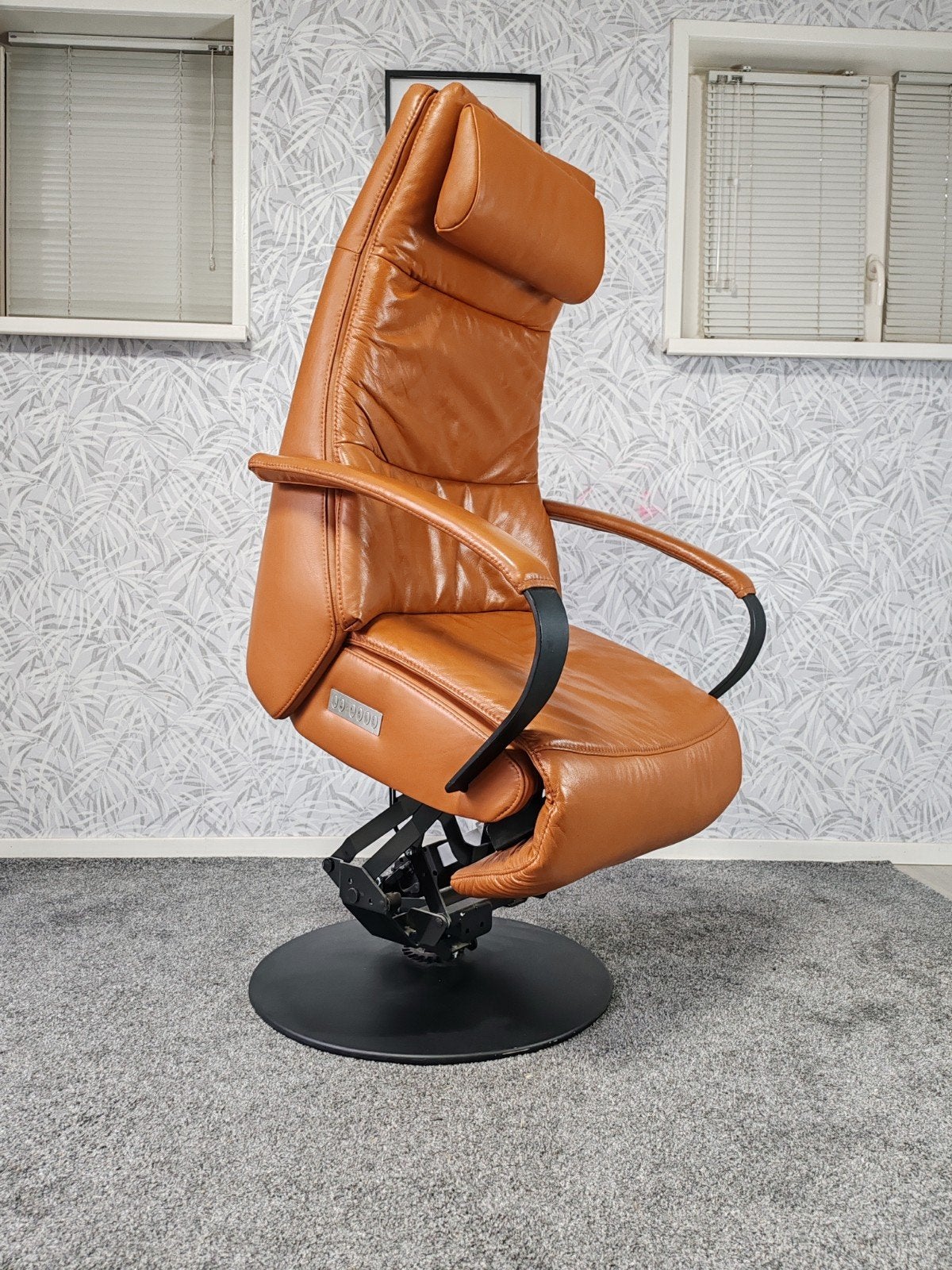 Prominent Humberto Tan sta op stoel relax fauteuil, Gebruikt, Bruin, Ophalen of Verzenden, Onbekend