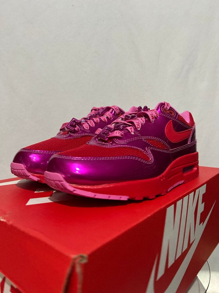 NIEUW IN DOOS! Maat 42 - Nike Air Max 1 Valentine's Day Pink, Overige kleuren, Verzenden, Nike, Nieuw