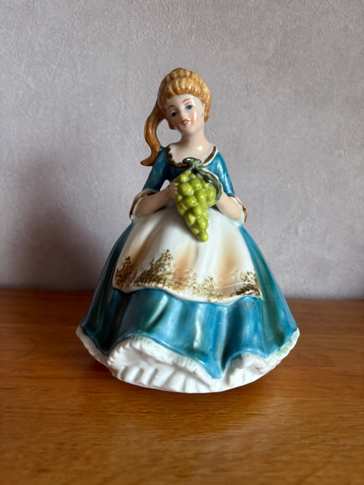 Vintage porseleinen muziekdoosje - Dame met druiven, Verzamelen, Ophalen of Verzenden, Zo goed als nieuw, Mens