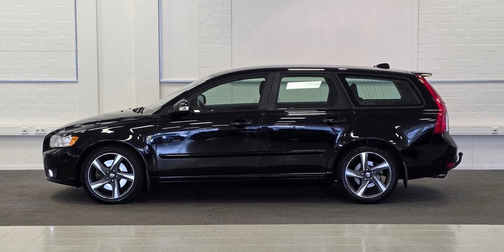 Volvo V50 2.0 D3 Momentum Automaat Trekhaak Rijdt en schakel, Auto's, Volvo, Euro 5, Gebruikt, Zwart, Origineel Nederlands