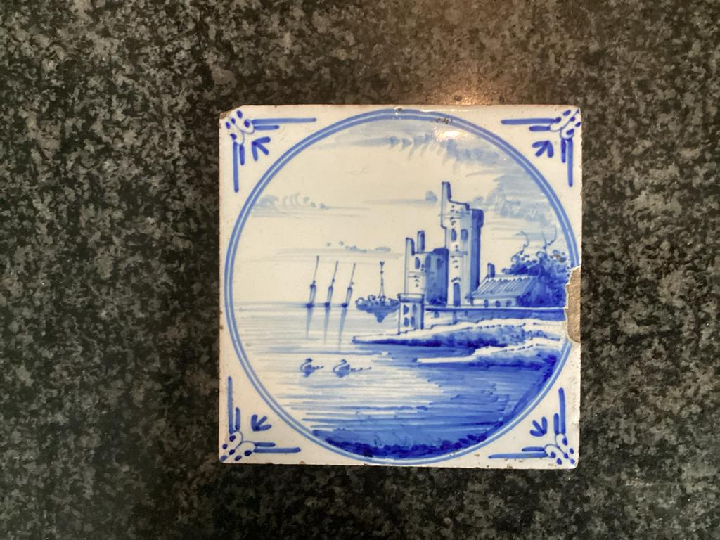 Antieke Delfts Blauwe Tegel met Kasteel en Waterlandschap, Ophalen of Verzenden