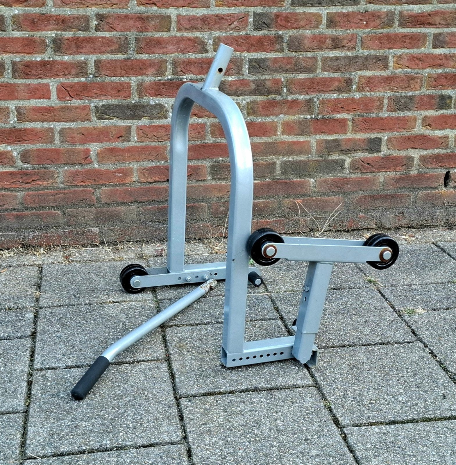 Paddock stand (zelfstellend), Ophalen
