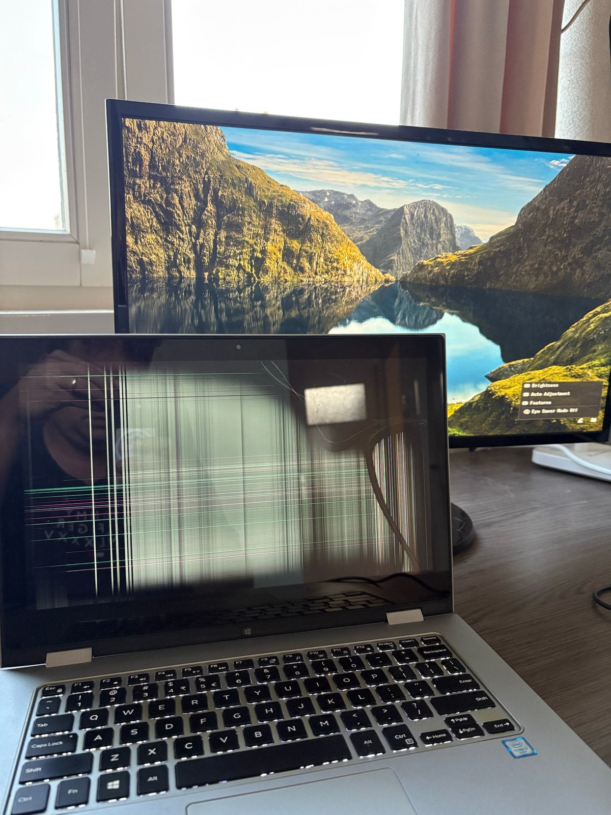 Dell Laptop met kapot scherm - Werkt perfect via monitor, Computers en Software, Ophalen, Niet werkend, Qwerty