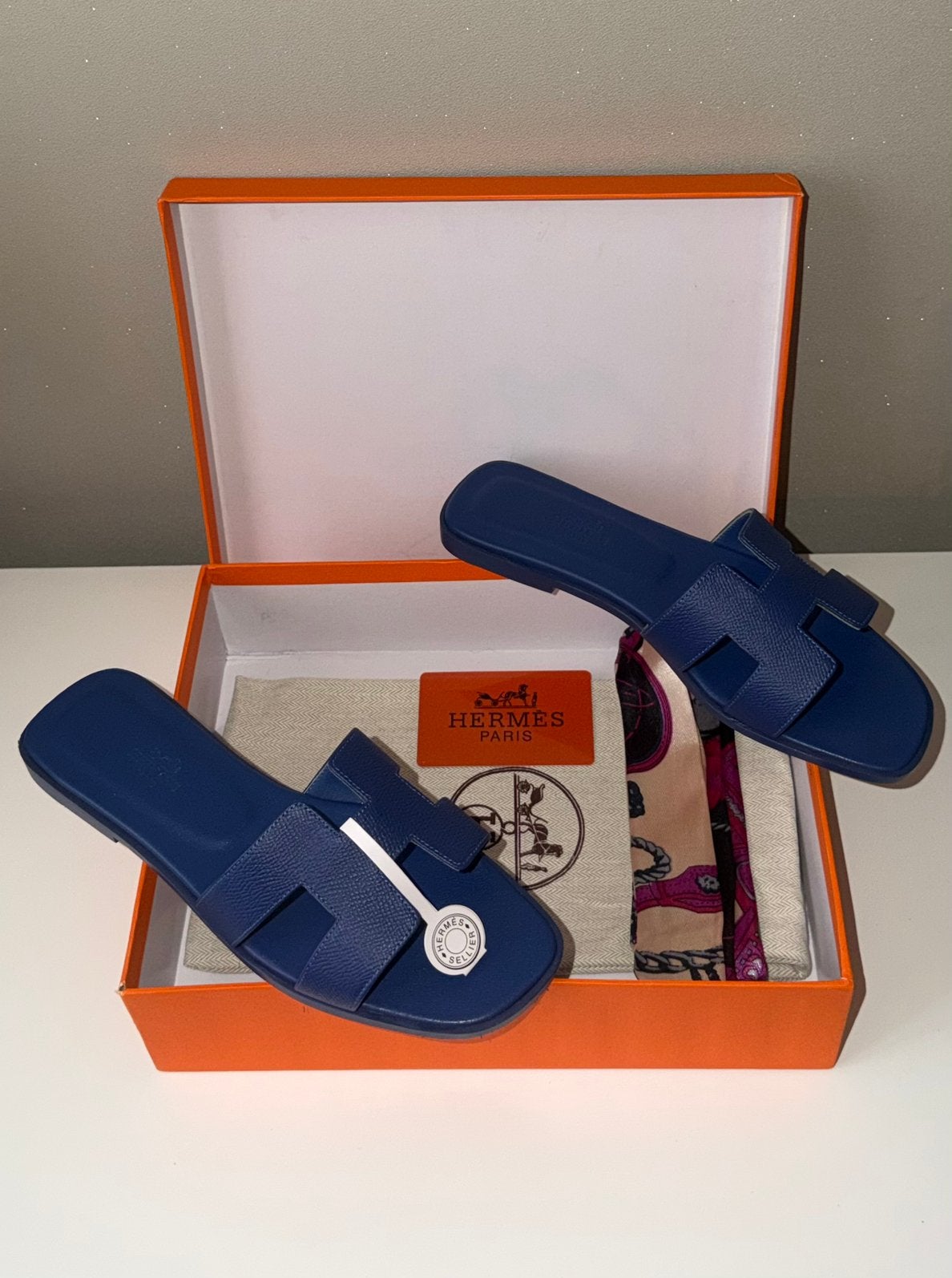 Hermes Oran slippers marineblauw maat 40 (valt als 39/39,5), Kleding | Dames, Schoenen, Ophalen of Verzenden, Zo goed als nieuw