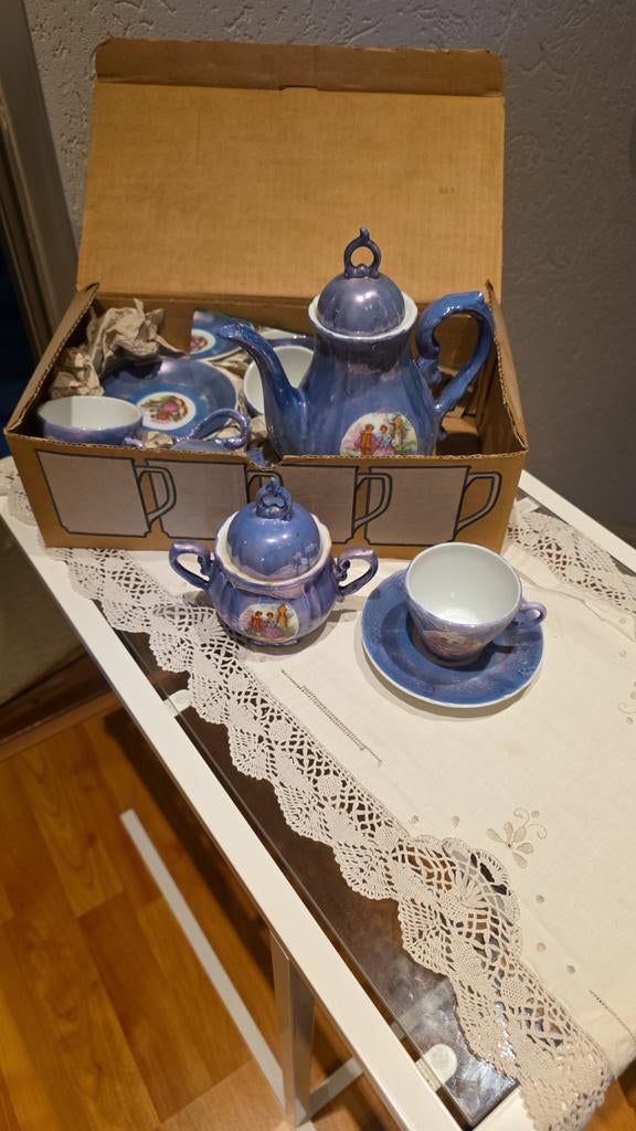 Koffie set 4 kopjes+ schoteltjes  ,suiker potje en koffie p, Ophalen