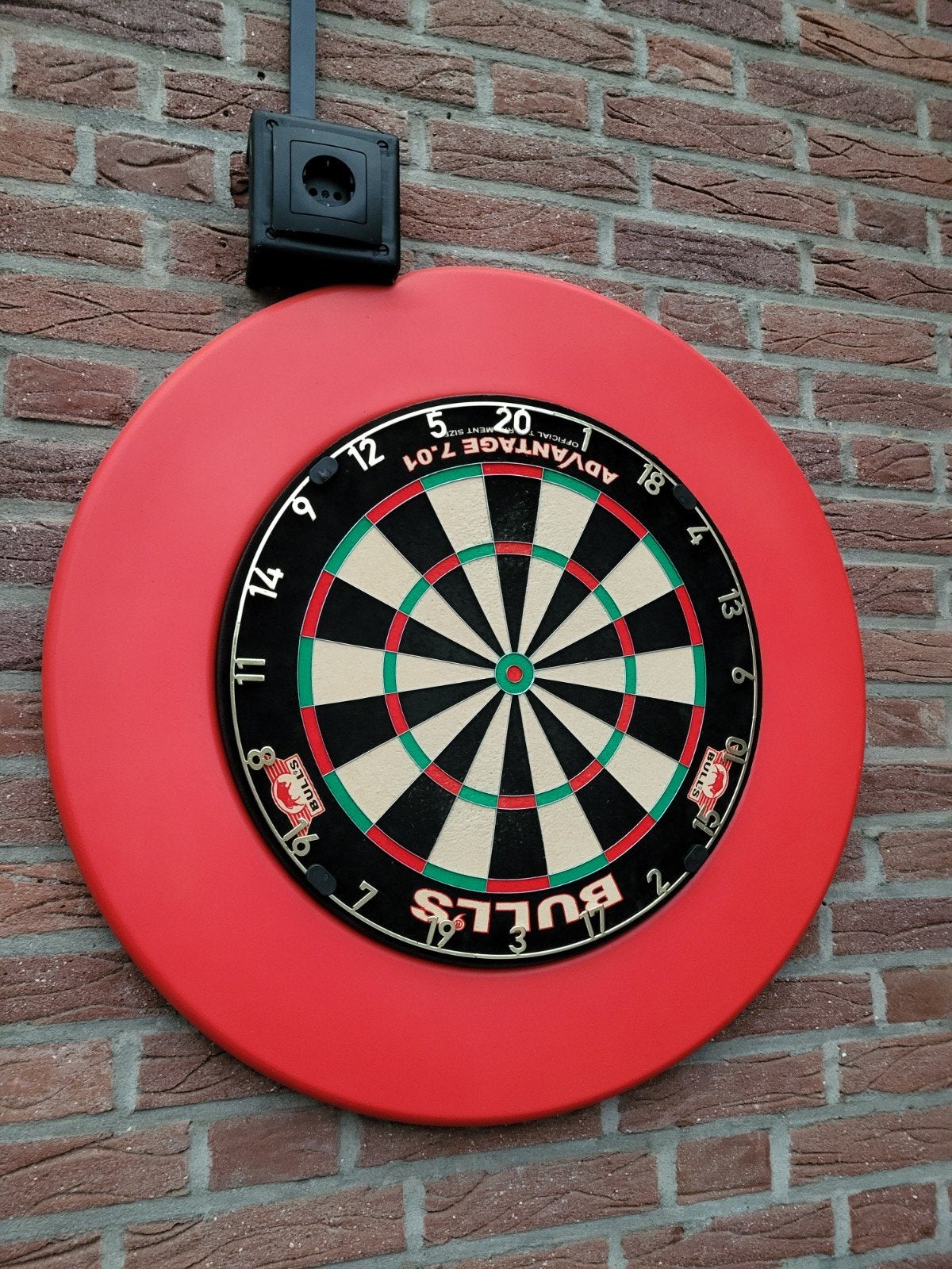Bulls Advantage 7.01 dartbord met rode surround, Ophalen of Verzenden, Zo goed als nieuw, Dartbord