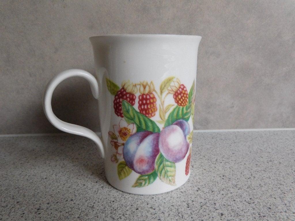 Mok Fine Bone China Aardbei Pruim Whisper Lane, Huis en Inrichting, Keuken | Servies, Ophalen of Verzenden, Zo goed als nieuw