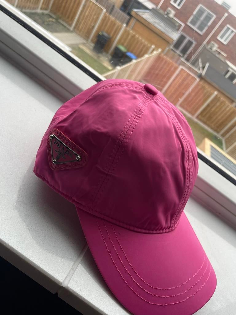 Roze Prada pet, Kleding | Dames, Hoeden en Petten, Ophalen of Verzenden, Gedragen, One size fits all, Pet