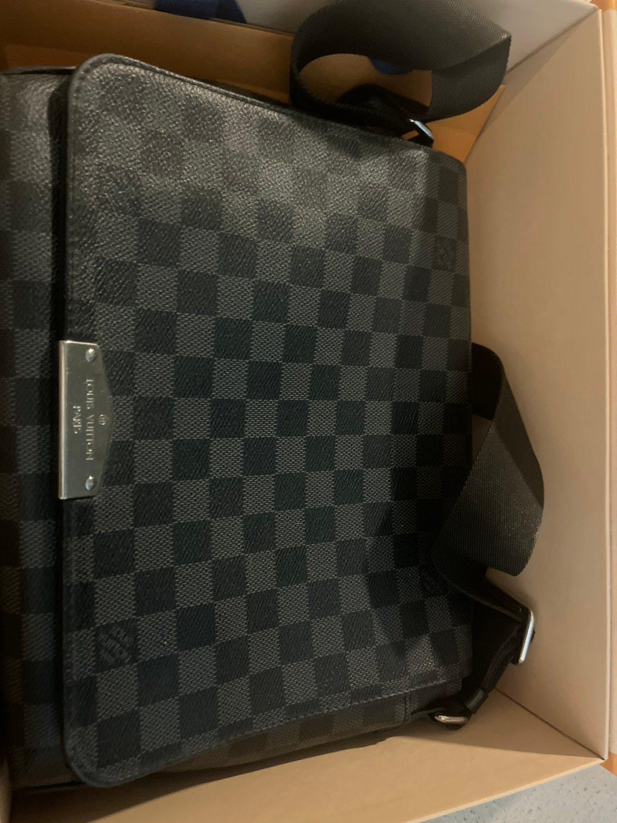 Louis Vuitton District PM Damier Graphite met bon & doos, Ophalen of Verzenden, Zo goed als nieuw