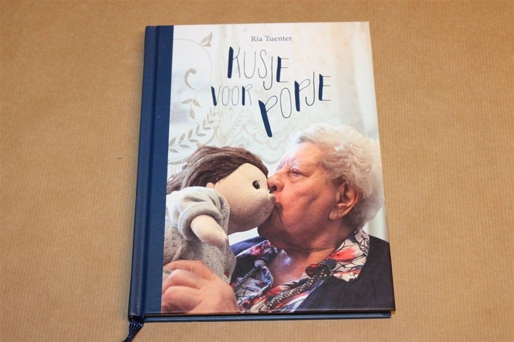 Kusje Voor Popje — Verhalen Dementie, Gesigneerd Ria Tuenter, Ophalen of Verzenden, Zo goed als nieuw
