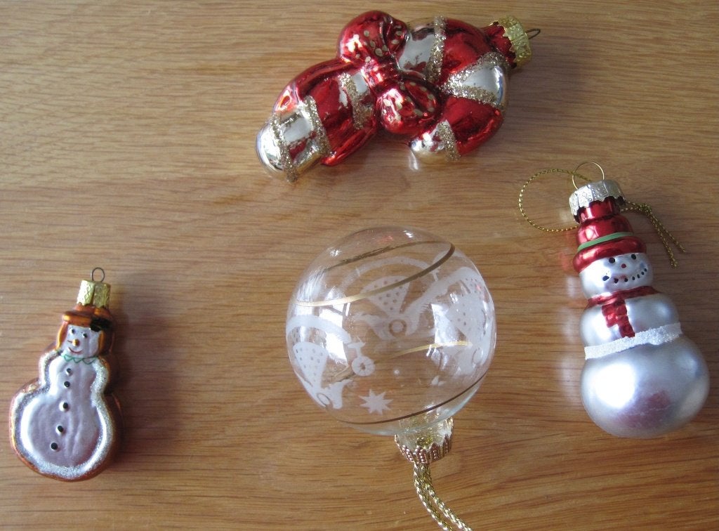 vier verschillenden kerstballen - ornamenten, Ophalen of Verzenden, Zo goed als nieuw