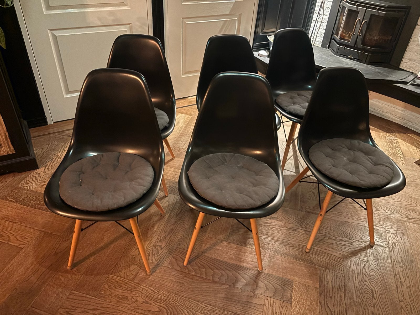 Set van 6 zwarte Eames-stijl stoelen met kussens, Kunststof, Gebruikt, Zwart, Ophalen of Verzenden