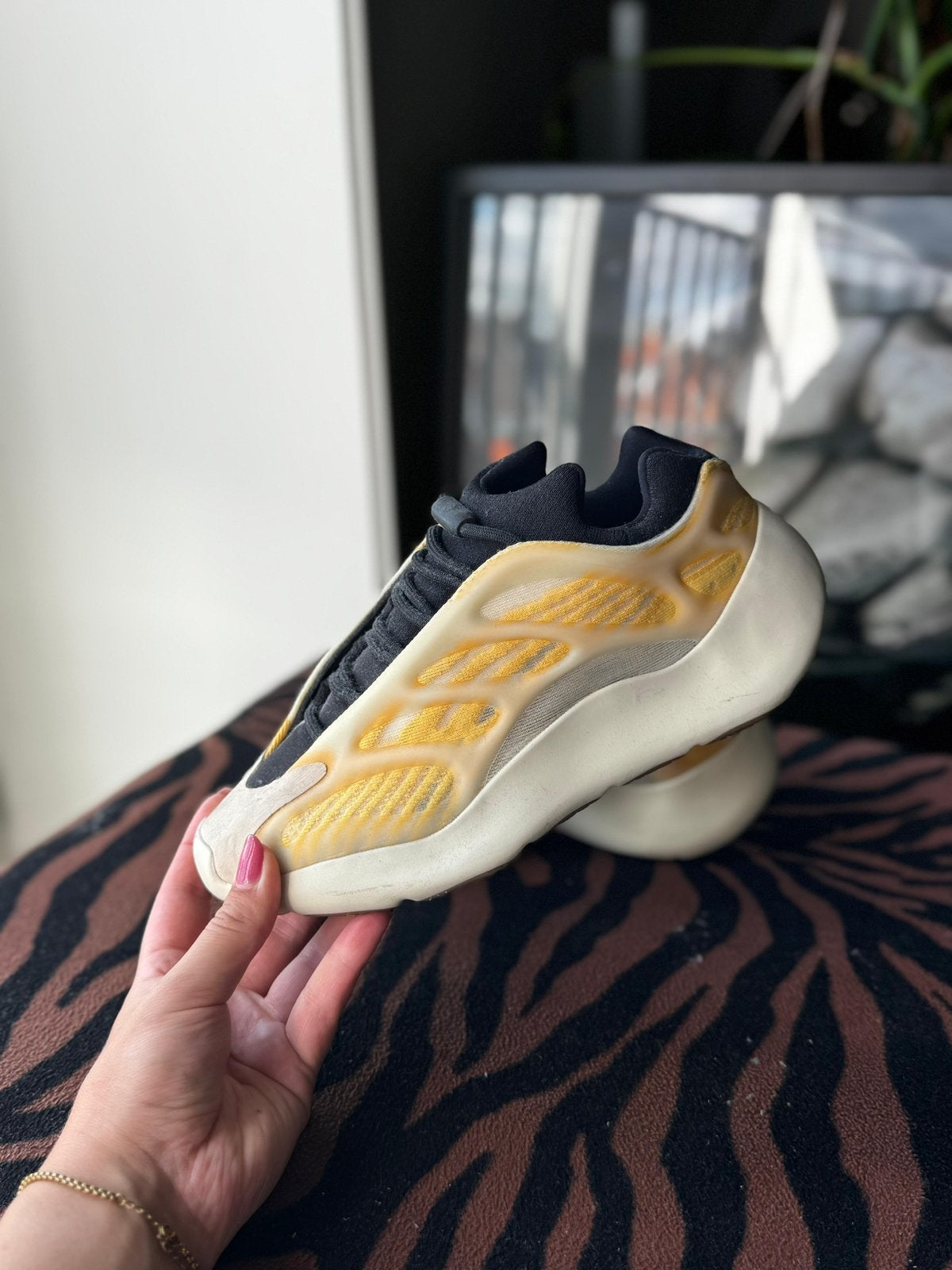Yeezy 700, Overige kleuren, Ophalen of Verzenden, Sneakers of Gympen, Zo goed als nieuw