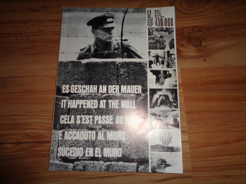 Berlijnse muur koude oorlog It Happened at the wall, Verzenden, Overige soorten, Duitsland, Boek of Tijdschrift