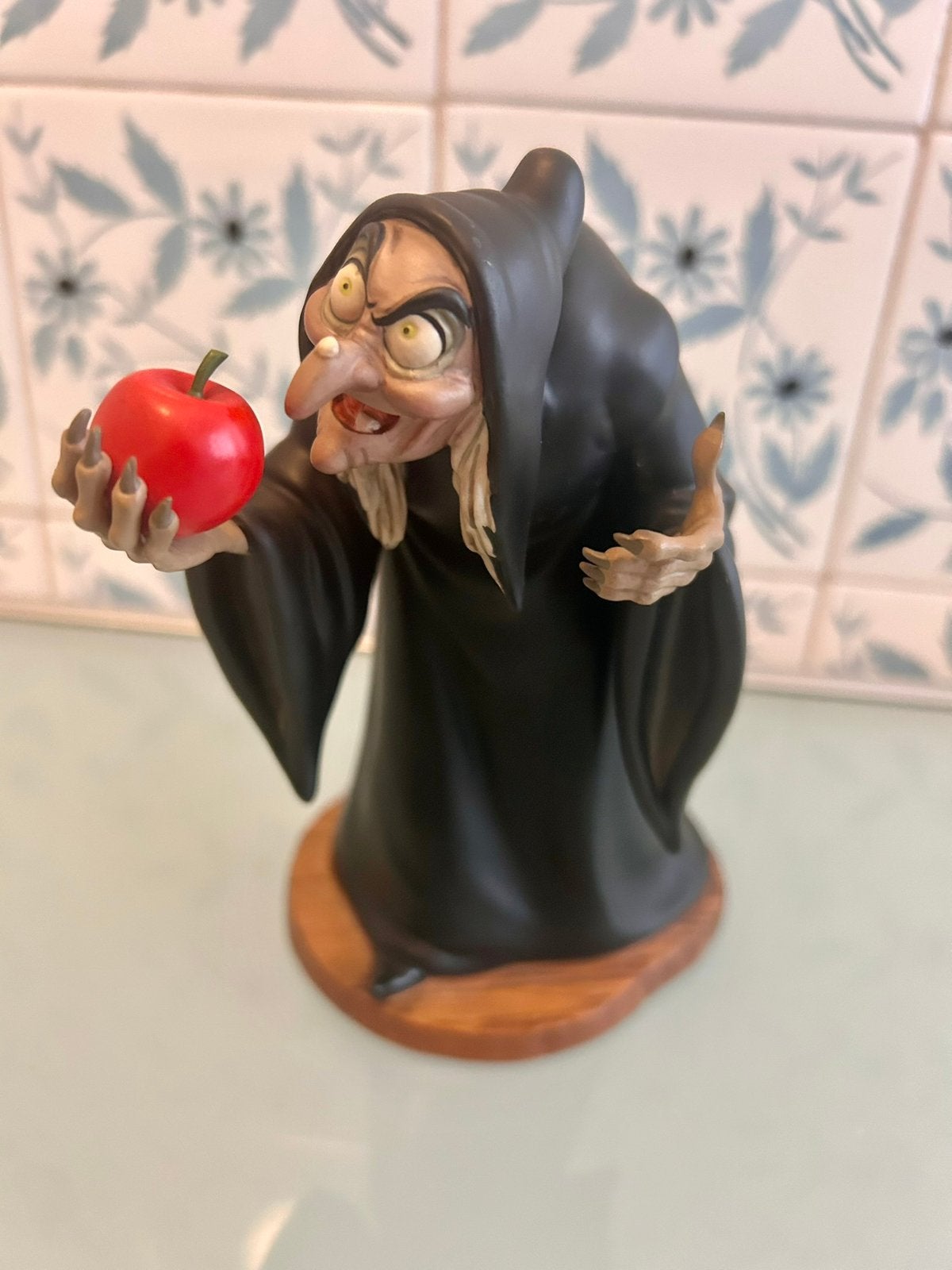 Uniek WDCC beeld: ‘Take the Apple, Dearie’ (Heks), Verzamelen, Ophalen of Verzenden, Zo goed als nieuw, Beeldje of Figuurtje