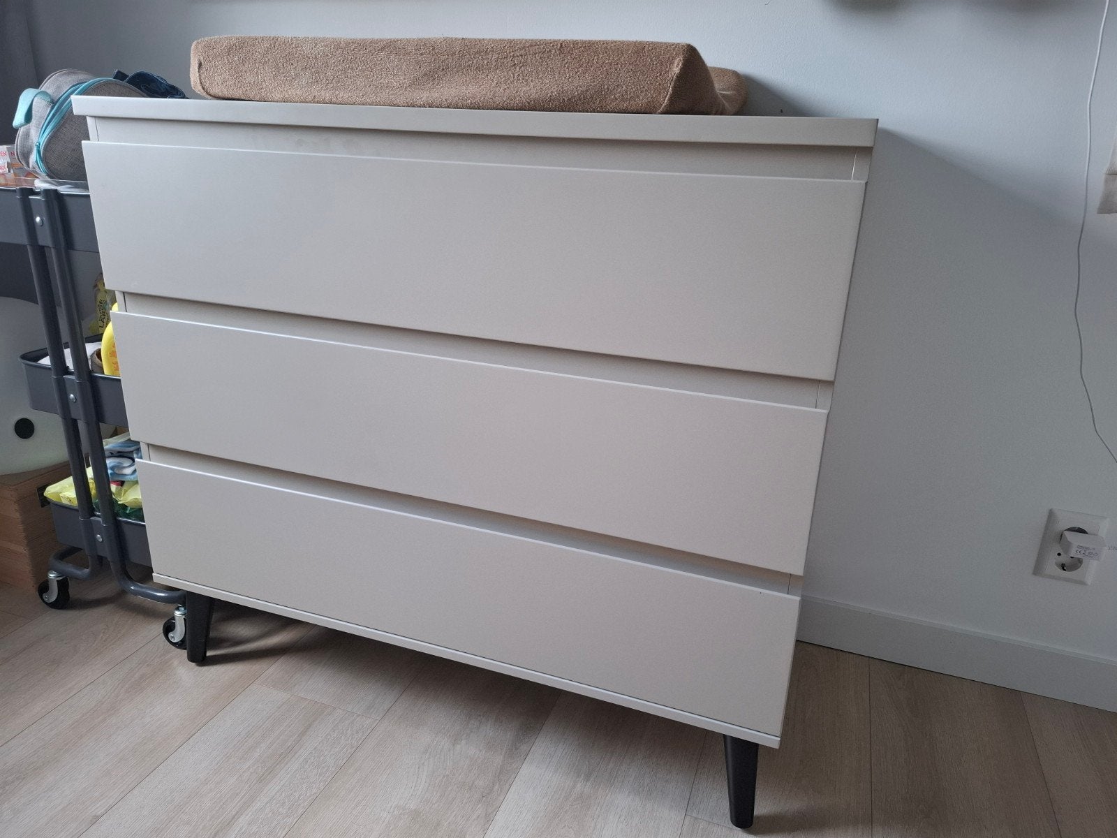 Babykamer Ledikant en Commode  beach island clay, Ophalen, Zo goed als nieuw, Ledikant