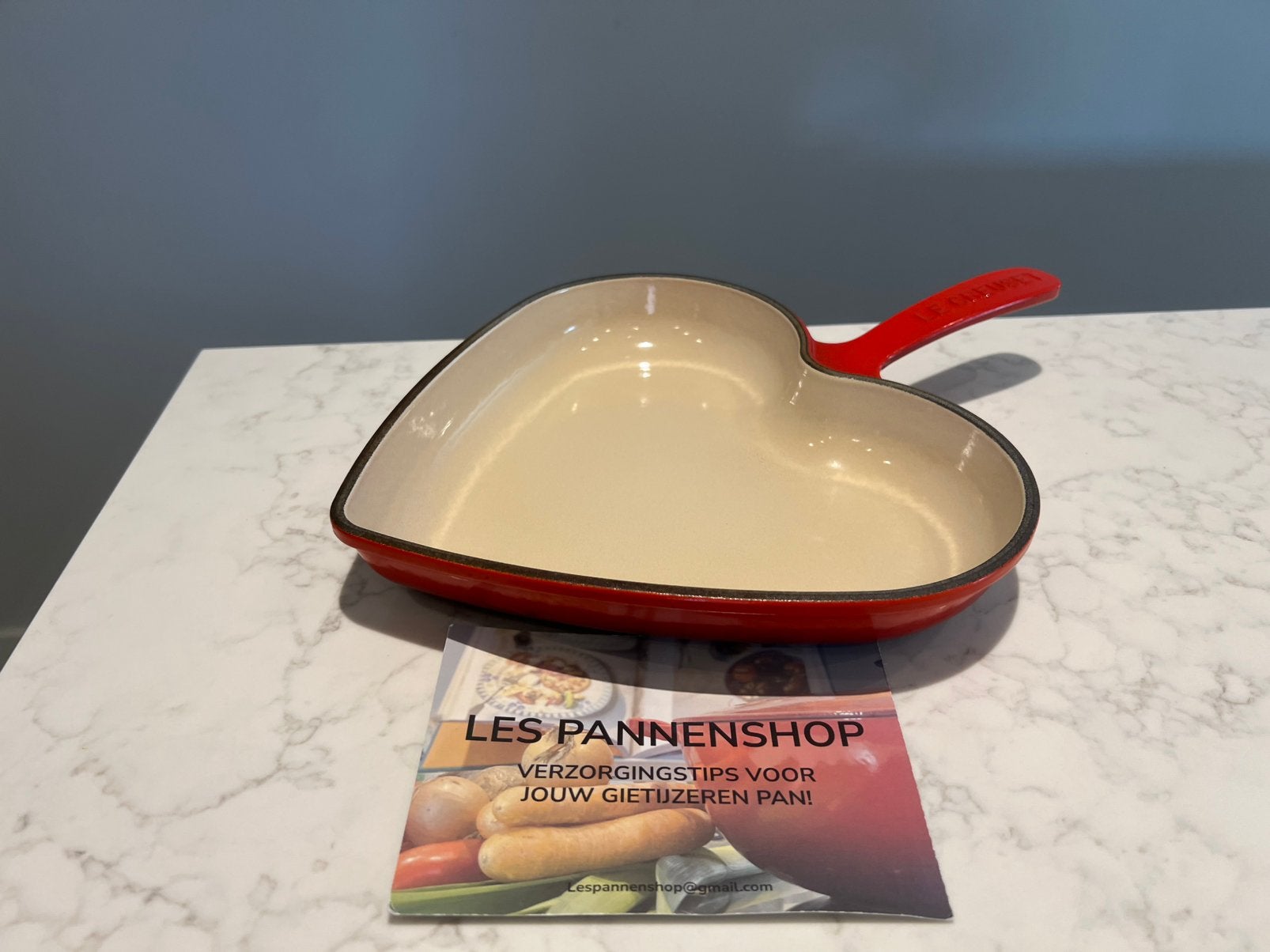 Le Creuset Skillet hartje 26 cm kersenrood, Koekenpan, Gebruikt, Gietijzer, Le Creuset