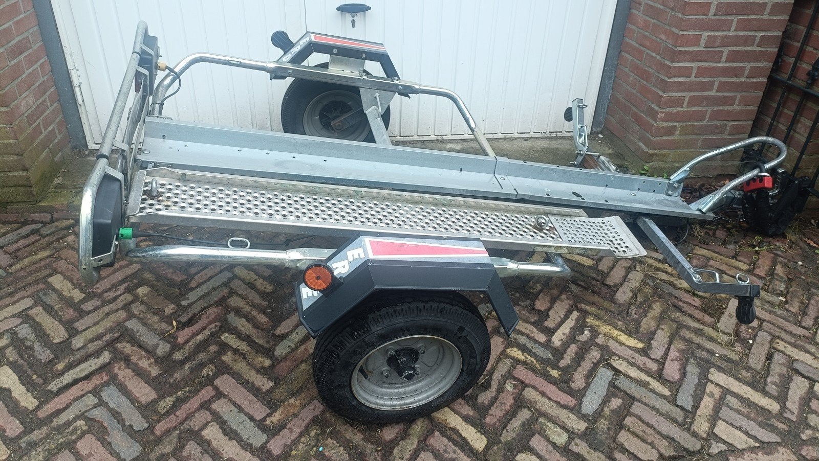 Erdé motortrailer met oprijplaat en spanbanden, Ophalen