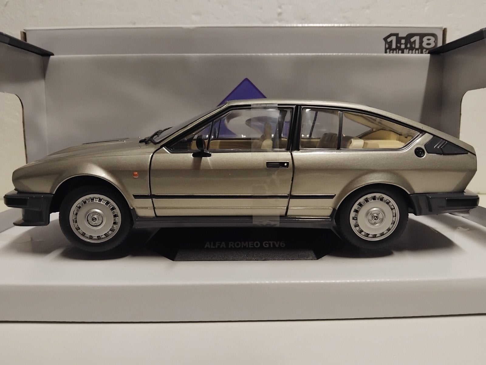 Alfa Romeo GTV champagne Solido 1:18 KRD, Ophalen of Verzenden, Zo goed als nieuw, Auto, Solido