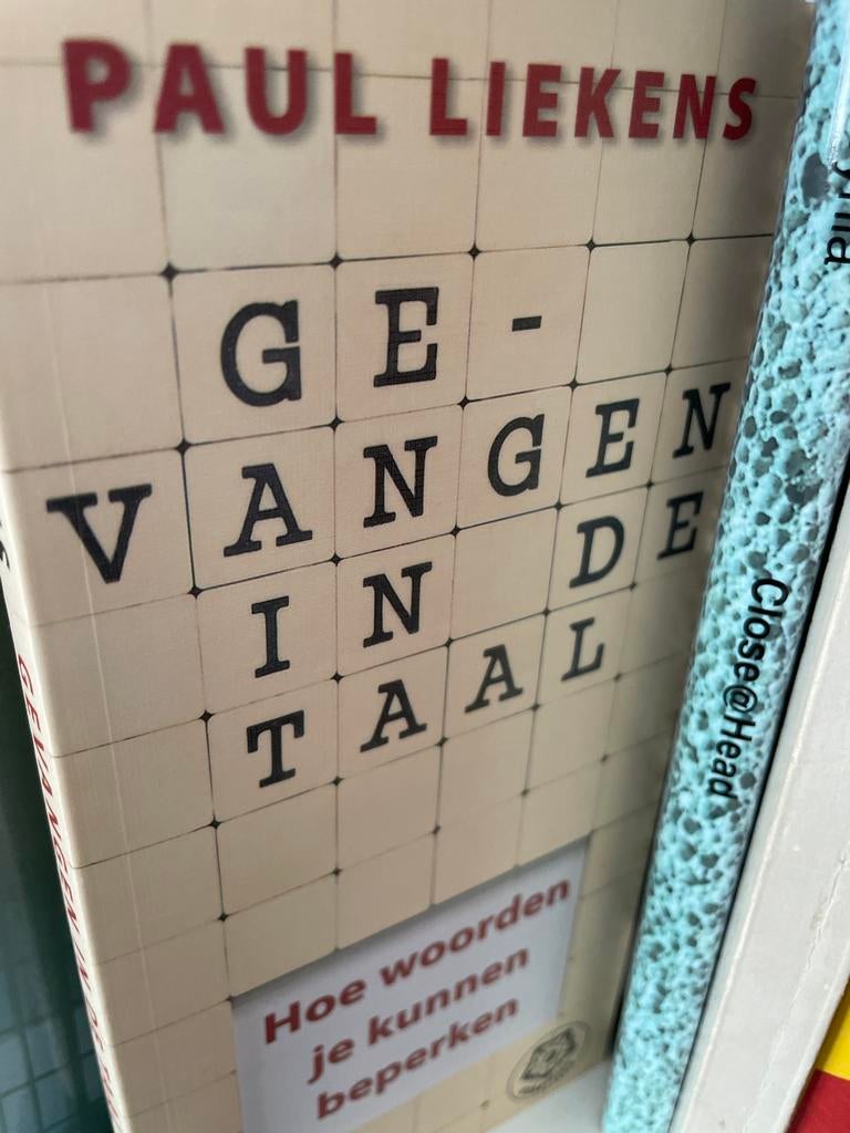 Gevangen in de Taal - Paul Liekens, Ophalen of Verzenden, Gelezen