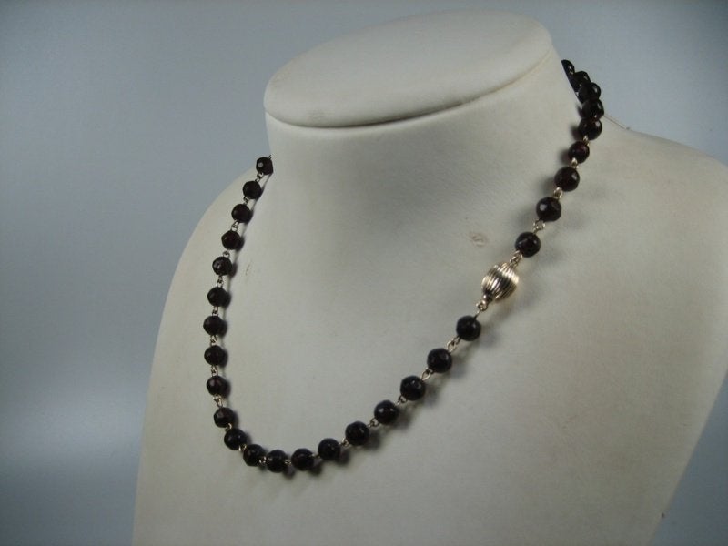 Antiek Granaat collier op 14 karaat gouddraad geschakeld, Verzenden, Goud, Ketting, Met edelsteen
