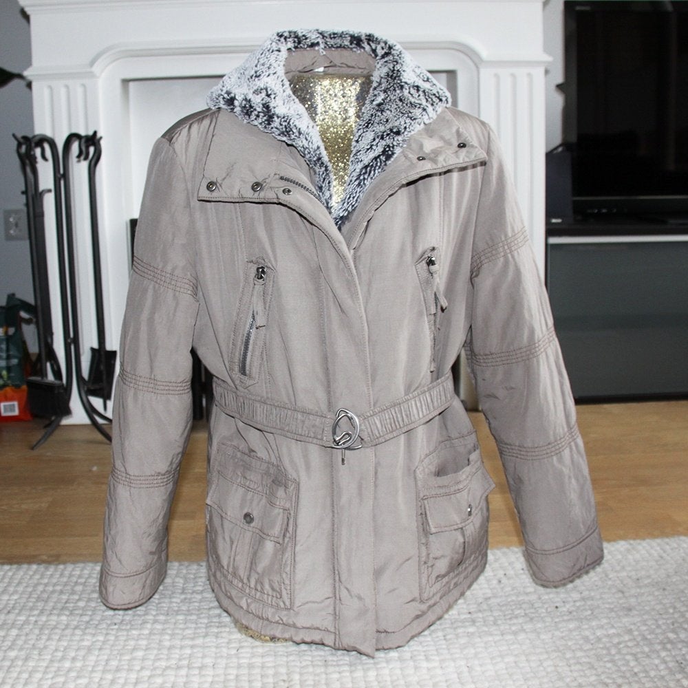 Mooie Warme Dames Jas Met Capuchon (Maat 42) € 65,-