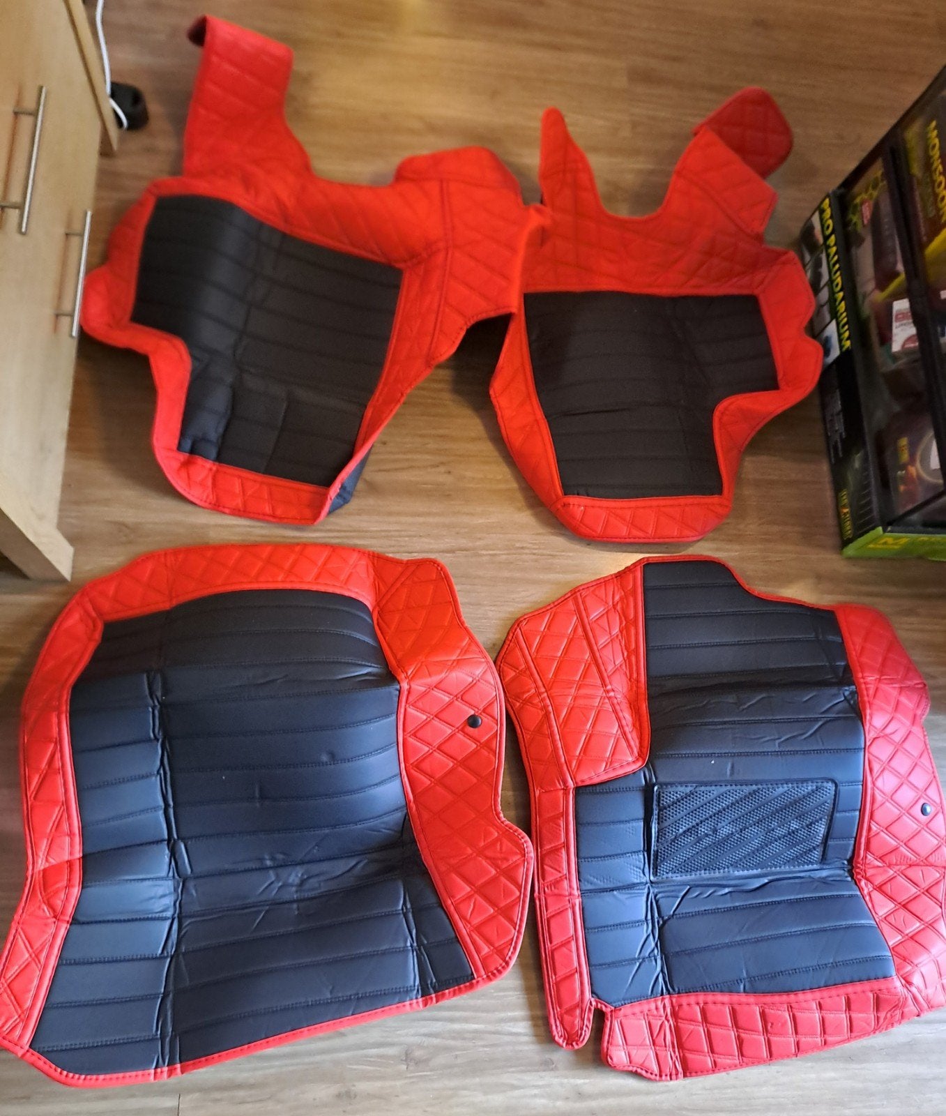 Nieuwe set automatten zwart/rood inclusief stuurhoes, Auto diversen, Ophalen of Verzenden, Nieuw