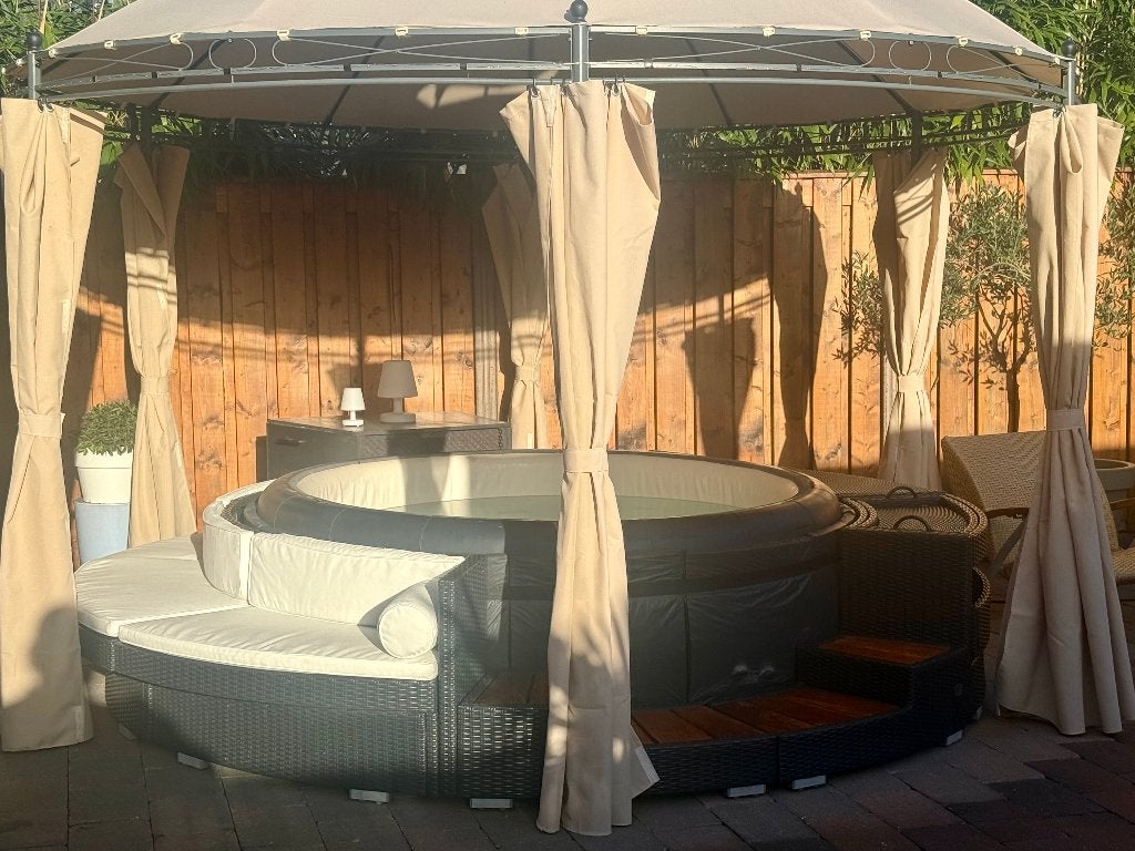 Foto 13 van Softub Resort 6 pers Jacuzzi met omkasting en leuke extra's