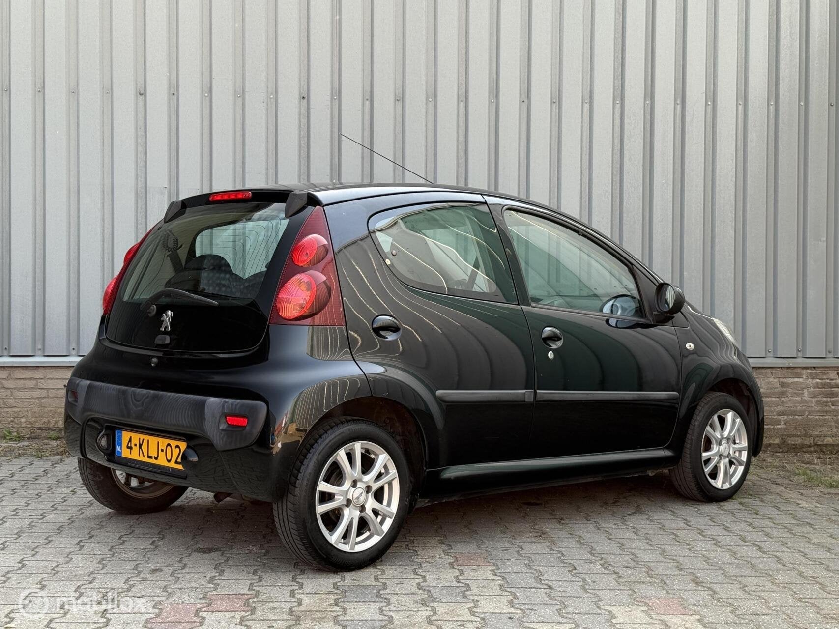 Peugeot 107 1.0 Active | Airco | 5DRS | AUX, Voorwielaandrijving, Euro 5, Stof, Zwart