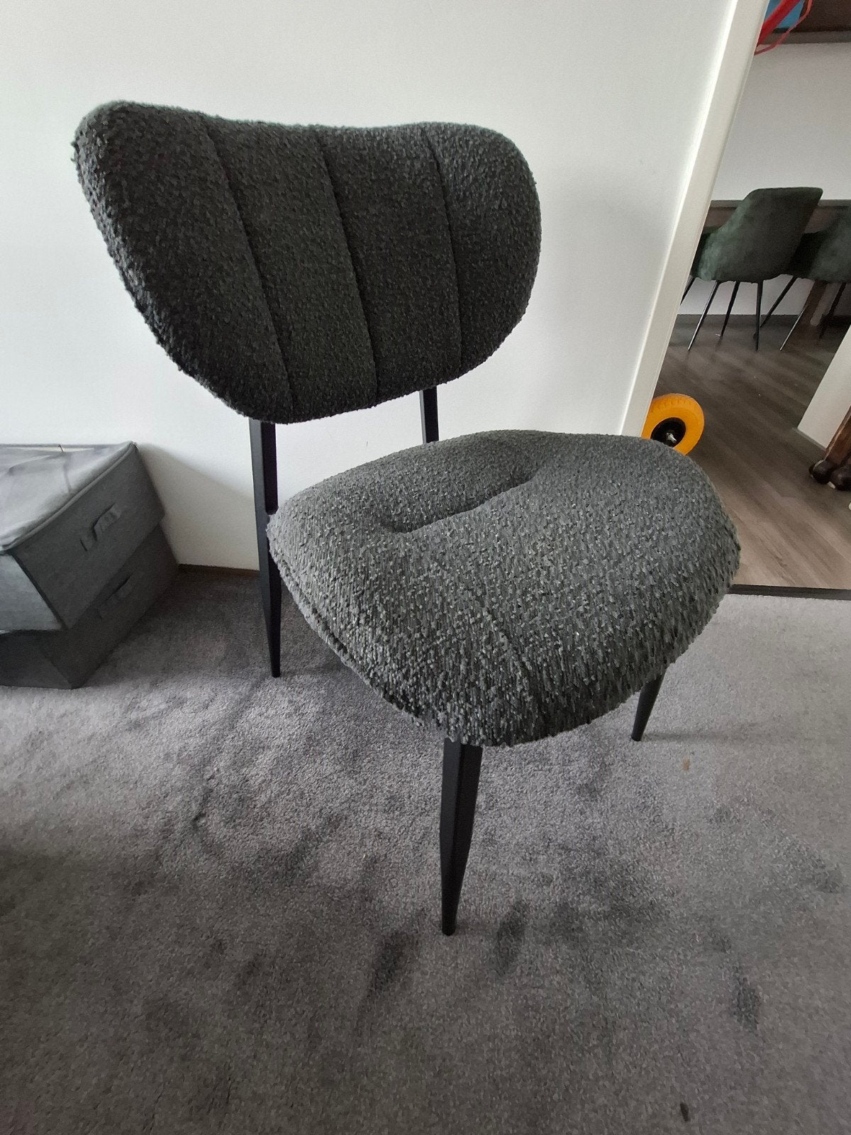 Moderne donkergrijze stoel met teddy stof, Huis en Inrichting, Stoelen, Ophalen, Zo goed als nieuw, Stof, Eén