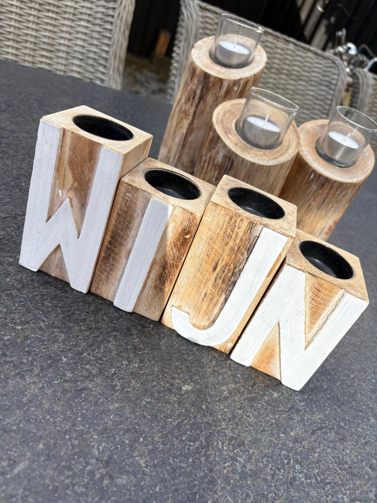 Houten waxinelichthouders set: 'WIJN' letters en boomstammen, Bruin, Waxinelichthouder, Ophalen of Verzenden, Zo goed als nieuw