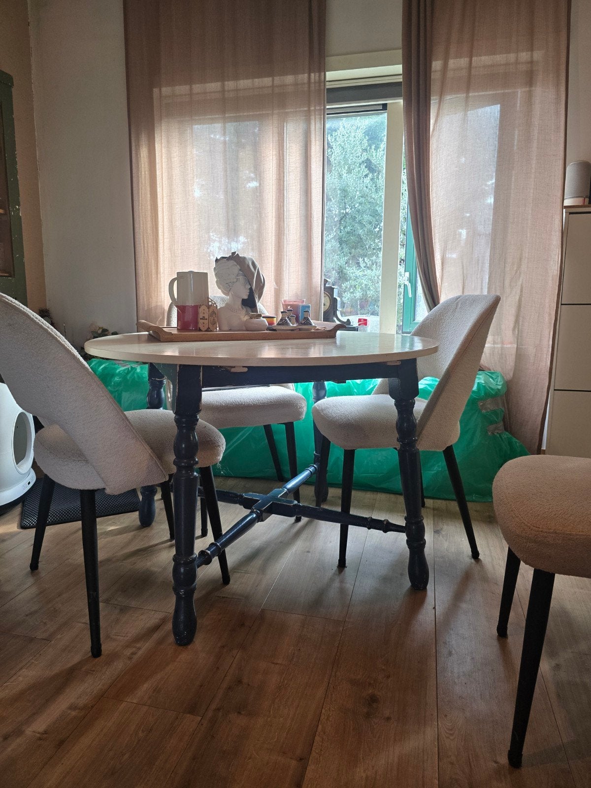 ronde eettafel met uitschuifbaar blad.