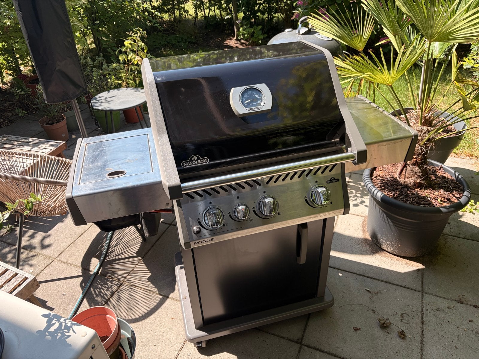 Napoleon Rogue 425 gasbarbecue met zijbrander en hoes, Tuin en Terras, Gasbarbecues, Ophalen, Gebruikt