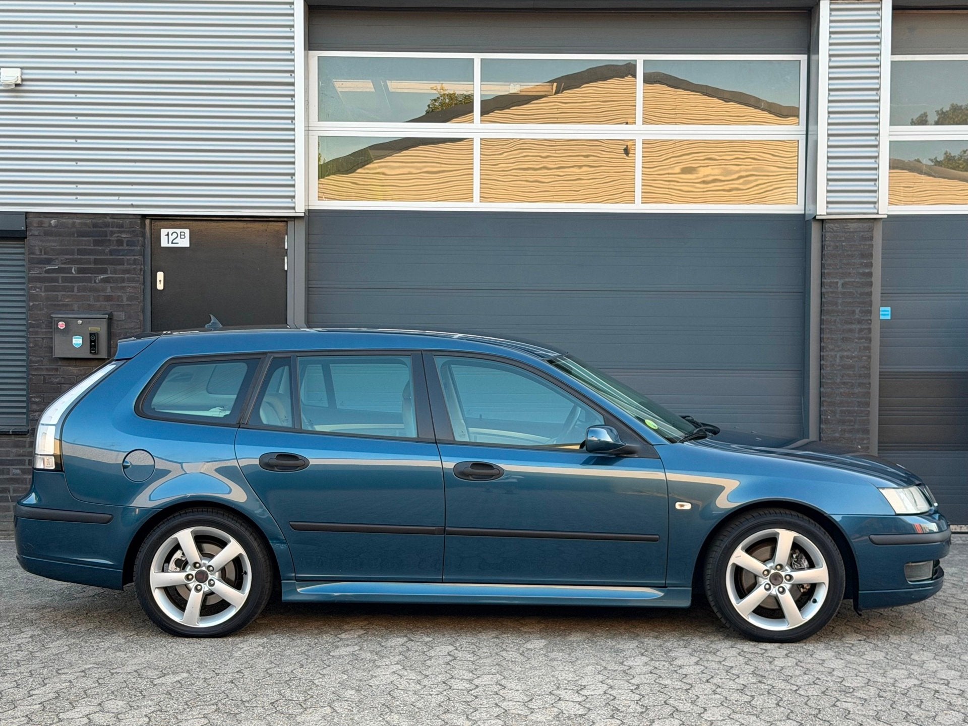 Saab 9-3 Sport Estate 2.0 T Vector M6 LEER NAVI PDC TREKHAAK, Auto's, Saab, Voorwielaandrijving, 1998 cc, Gebruikt, Beige
