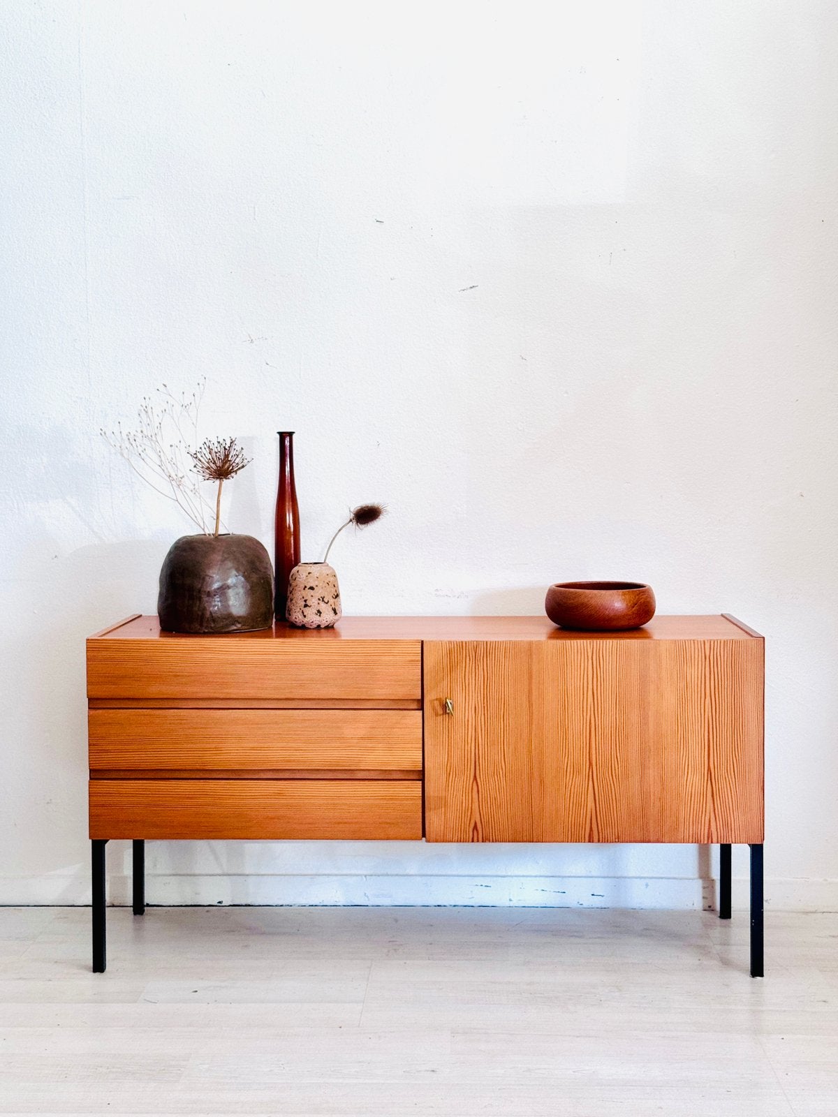 Vintage minimalistisch midcentury dressoir sideboard, Huis en Inrichting, 100 tot 150 cm, Zo goed als nieuw, X, 25 tot 50 cm