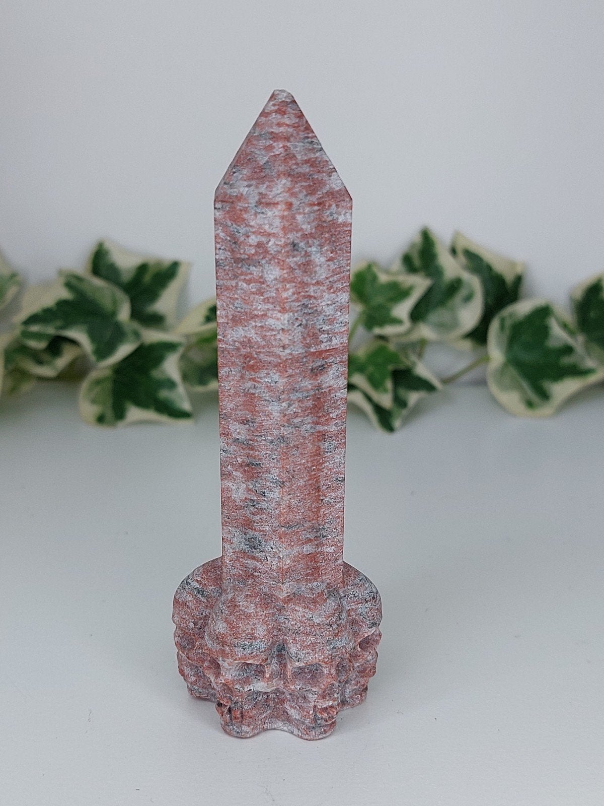 Obelisk met 6 human skulls, Ophalen of Verzenden, Nieuw