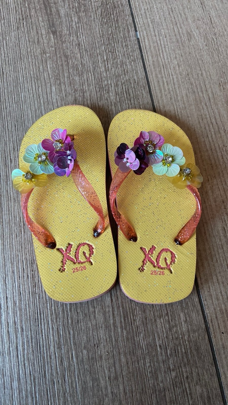 Leuke gele slippers met bloemen voor meisjes, maat 25/26, Ophalen of Verzenden, Gebruikt, Meisje, Overige typen