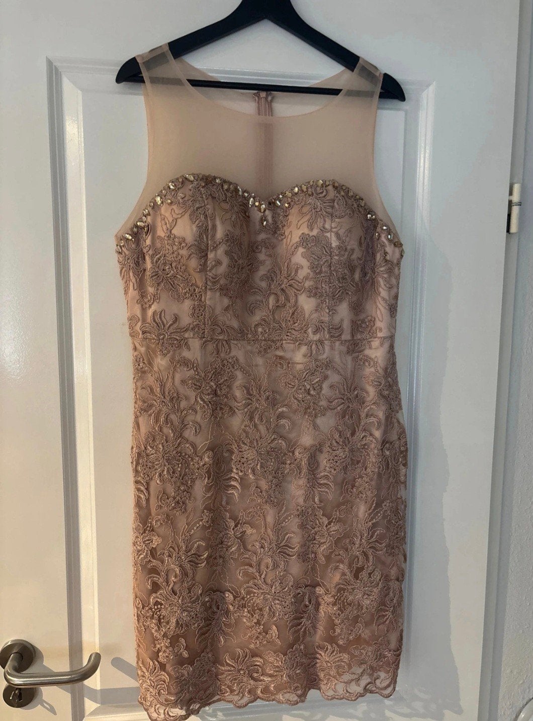 Elegante cocktailjurk met kant en steentjes - Maat M, Kleding | Dames, Maat 38/40 (M), Beige, Cocktailjurk, Ophalen of Verzenden