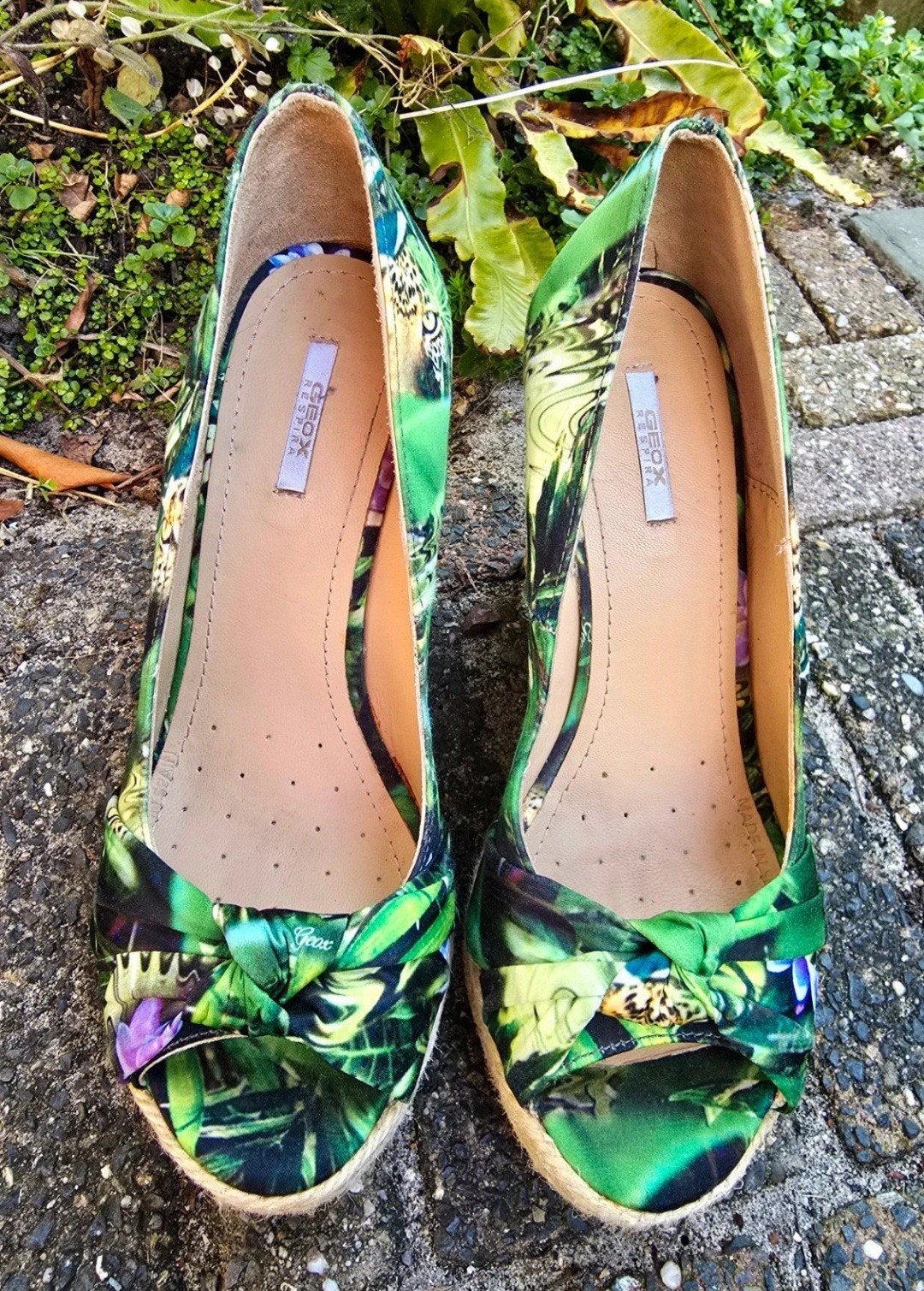 Geox sleehakken met botanische print., Ophalen of Verzenden, Zo goed als nieuw, Zwart, Sandalen of Muiltjes