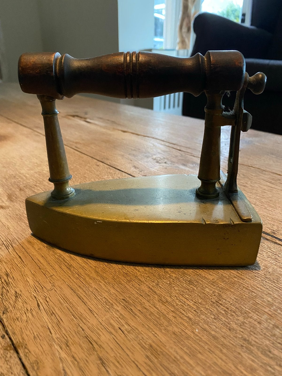 Antiek strijkijzer van messing met houten handvat, Ophalen of Verzenden