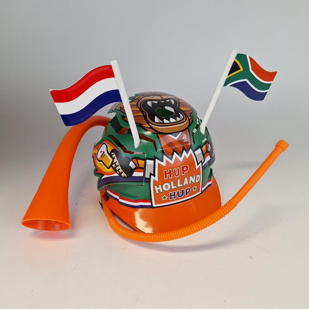 Heineken Pletter helm makaraba met toeter en leeuw, Ophalen of Verzenden, Nieuw, Overige typen, Heineken