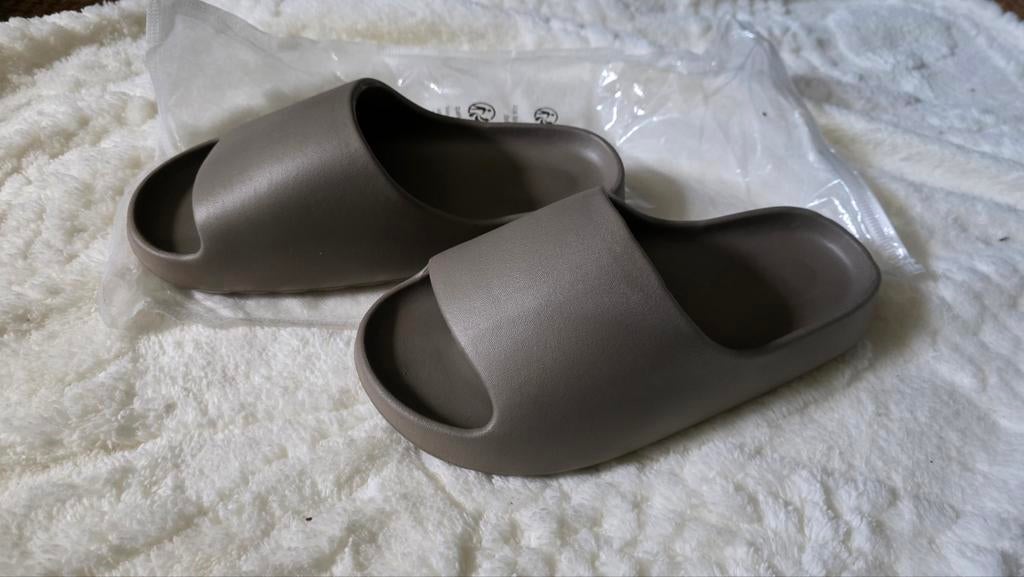 Nieuwe taupe slippers, maat 38-39, Kleding | Dames, Schoenen, Ophalen of Verzenden