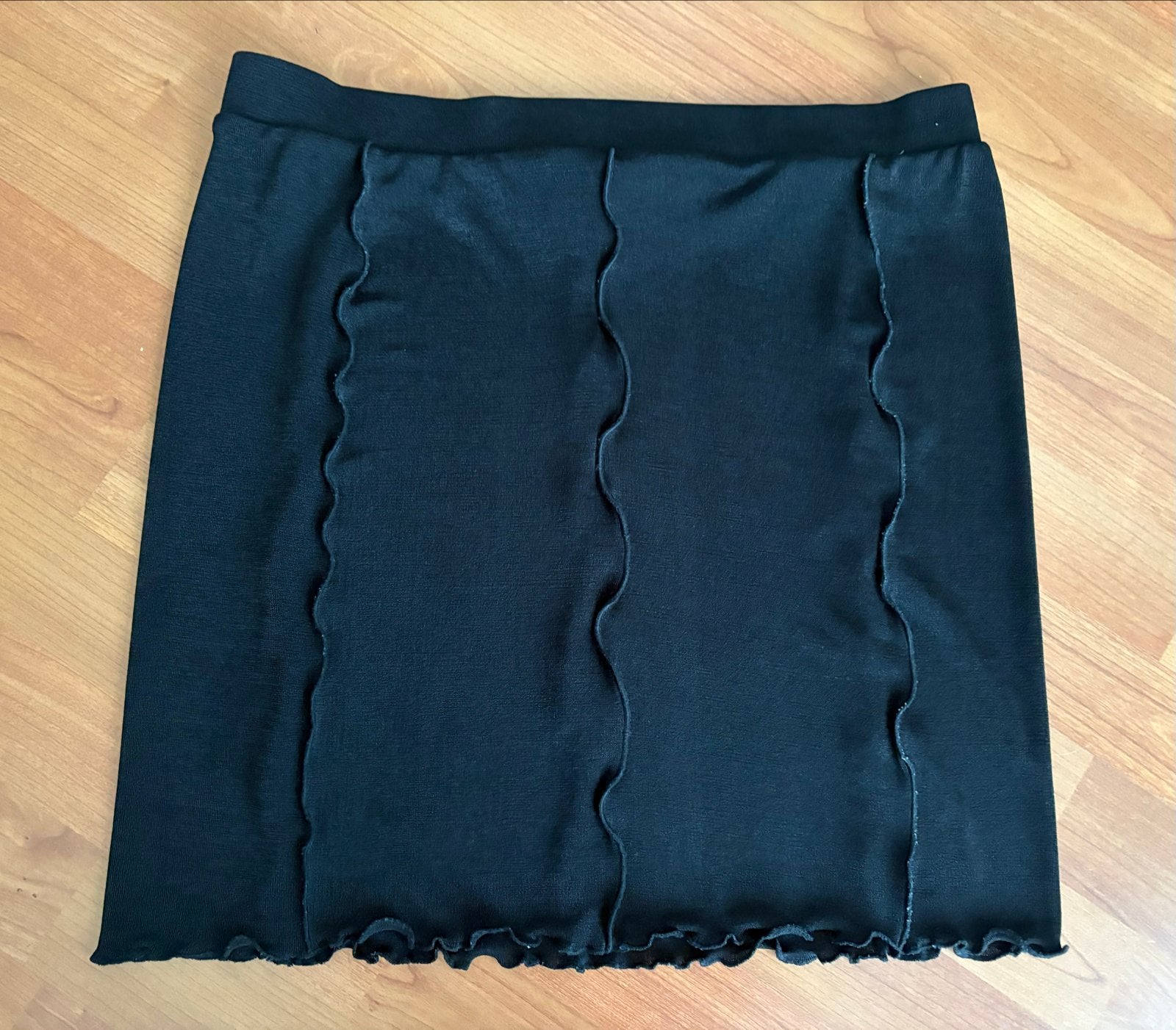 Monki Zwart Minirokje met Golvende Details, Kleding | Dames, Rokken, Zwart, Maat 42/44 (L), Ophalen of Verzenden, Zo goed als nieuw
