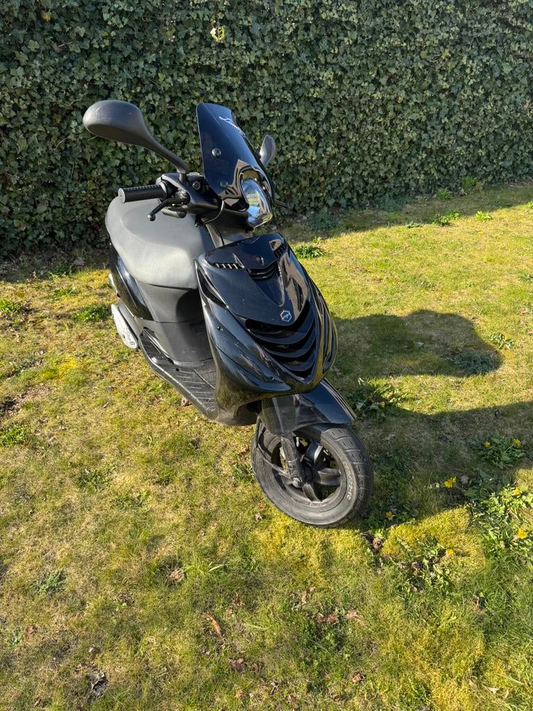Zip 70cc 2takt, Fietsen en Brommers, Scooters | Piaggio, Ophalen, Zo goed als nieuw, Benzine, Zip