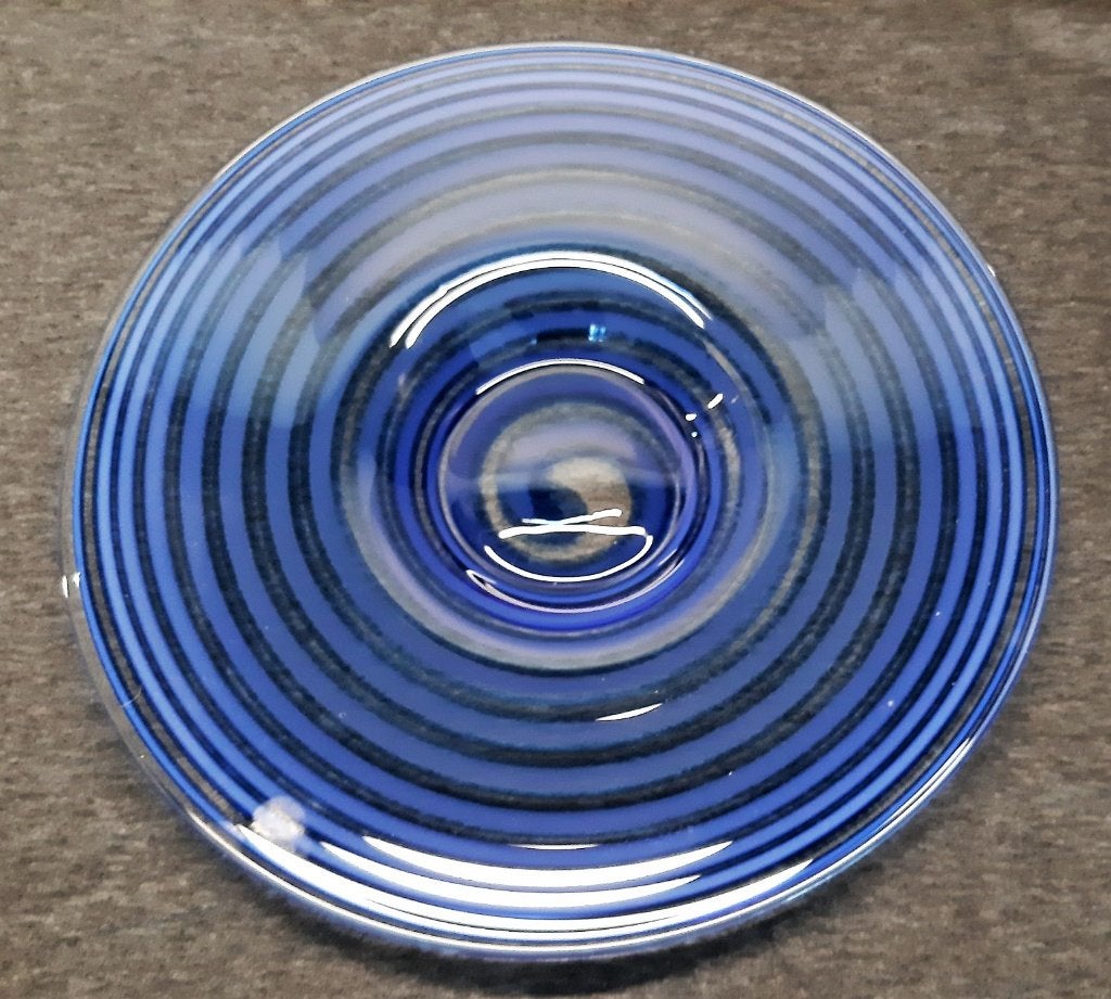 Blauwe ronde glazen schaal van 43 cm doorsnee, Schaal, Ophalen of Verzenden, Handgemaakt, Rond