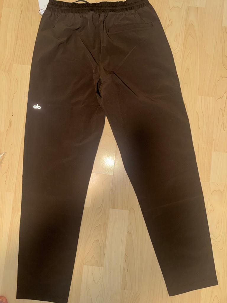 Alo Yoga Repetition Pant - Nieuw met labels - Maat S, Kleding | Heren, Broeken en Pantalons, Nieuw, Maat 46 (S) of kleiner, Bruin