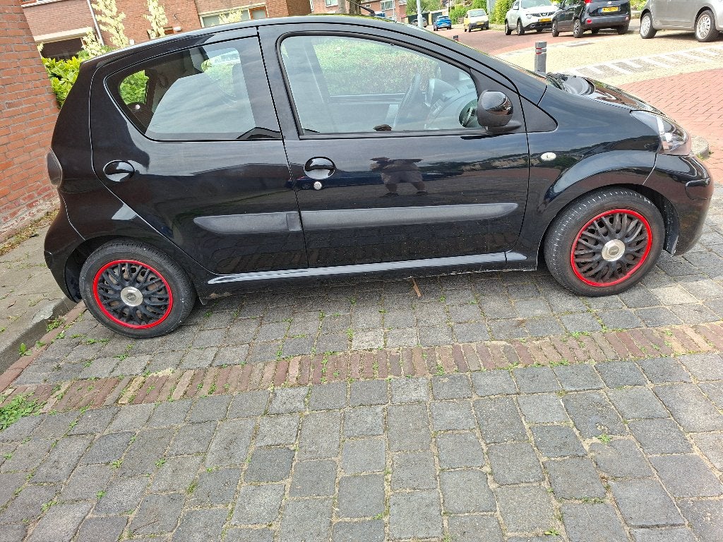 Toyota Aygo 1.0 12V Vvt-i 5DRS 2011 Zwart, Auto's, Voorwielaandrijving, Euro 5, Stof, 4 stoelen