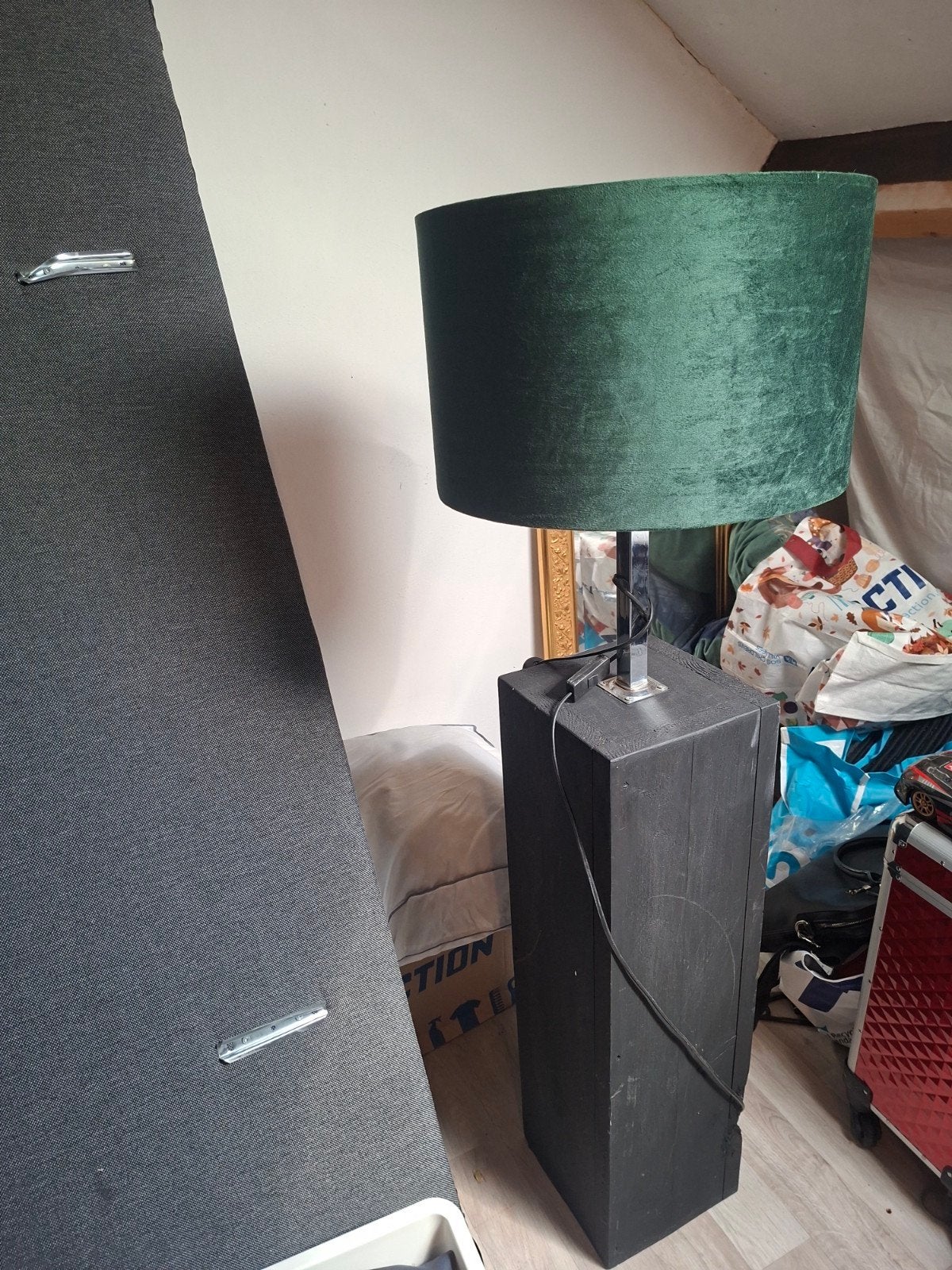 Steigerhouten vloerlamp met groene velours kap, Huis en Inrichting, Lampen | Vloerlampen, Ophalen, Gebruikt, 100 tot 150 cm, E27 (groot)