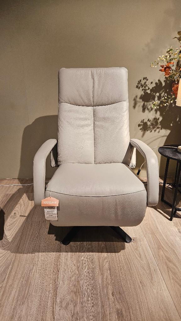 Relaxfauteuil lichtgrijs leer handmatige bediening, Ophalen, Gebruikt, Modern, 50 tot 75 cm