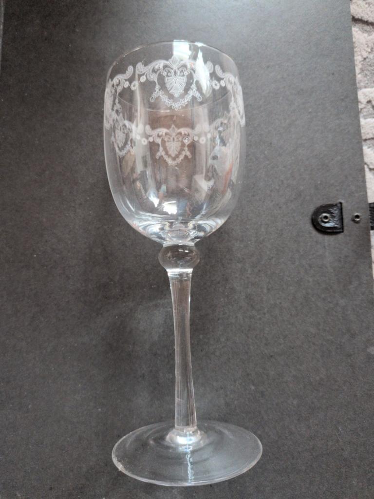 Antiek wijnglas met sierlijk geëtst decor, Ophalen